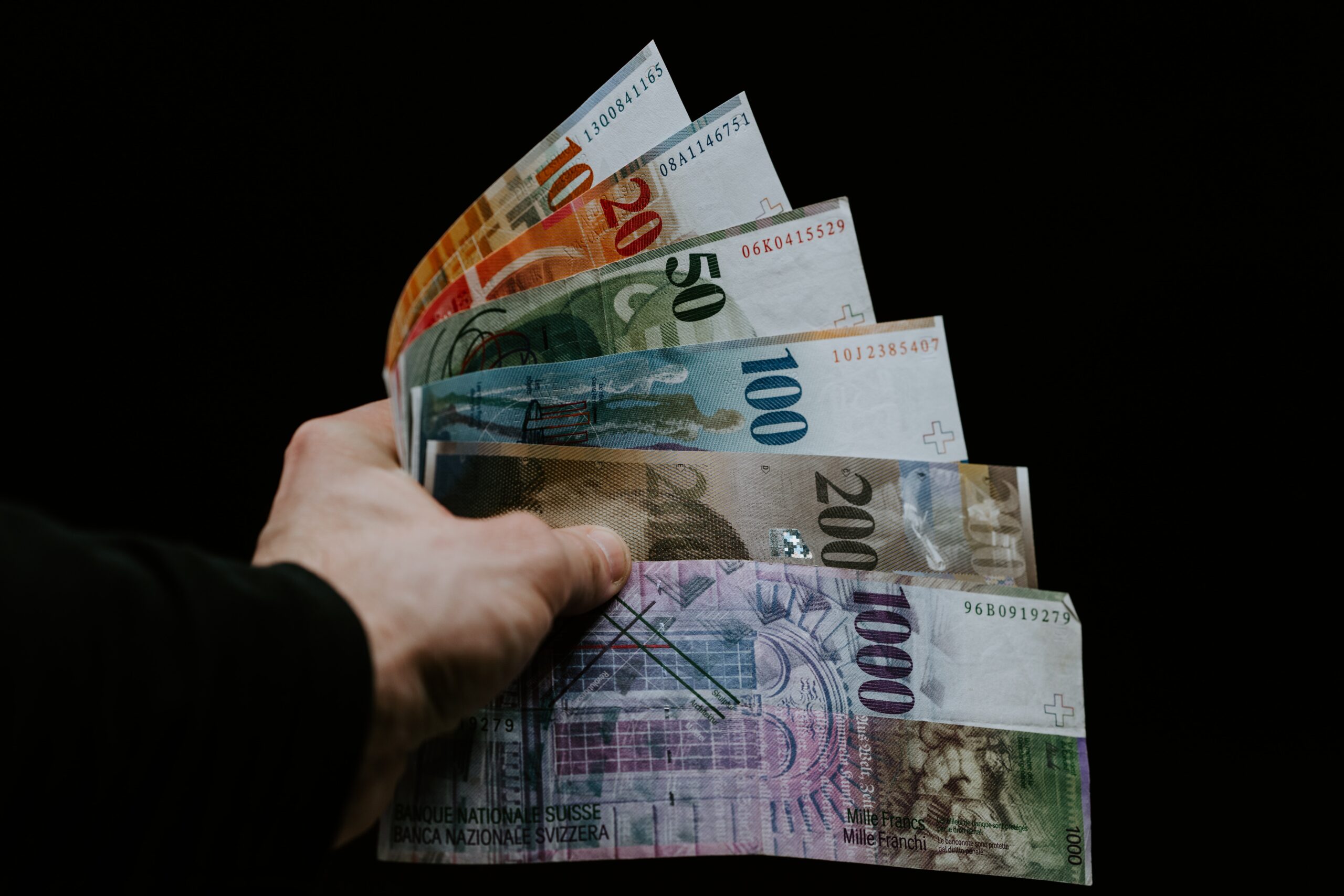 Schweizer nutzen Bargeld vermehrt als Reserve - Schuldenforum